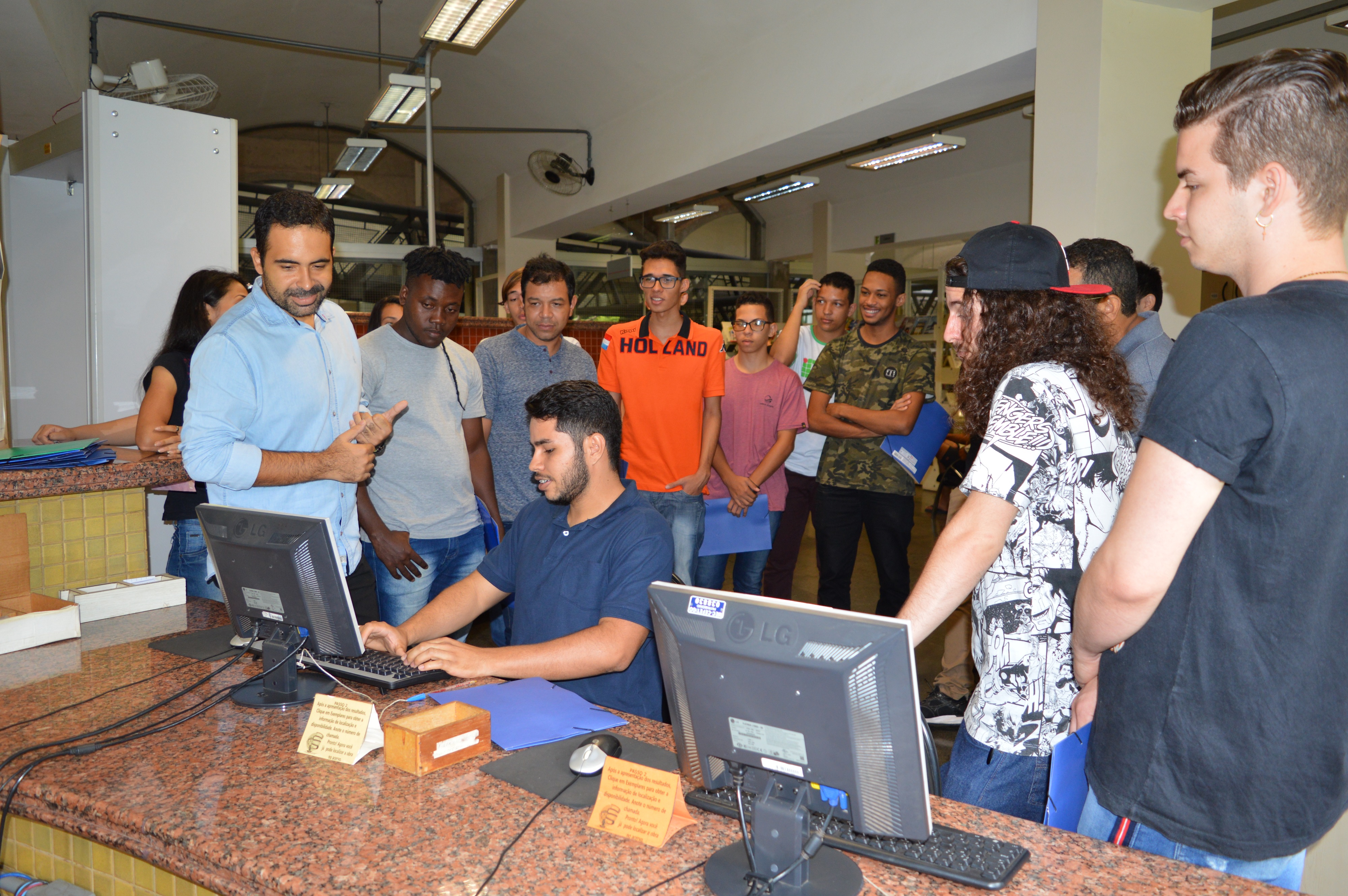Coordenador da biblioteca do Câmpus Goiânia, Alisson dos Santos, ensina alunos de Engenharia de Transportes a realizarem consulta ao sistema integrado de bibliotecas do IFG.